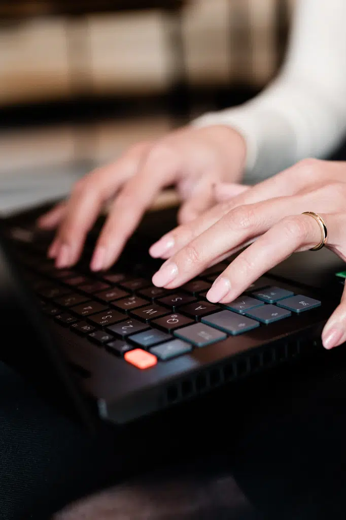Selbstständige Webdesignerin für kleine Unternehmen – authentisches Businessfoto