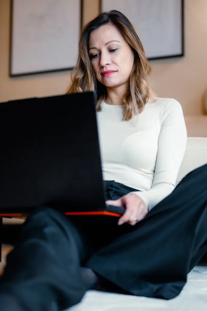 Detailaufnahme einer Webdesignerin bei der Arbeit am Laptop